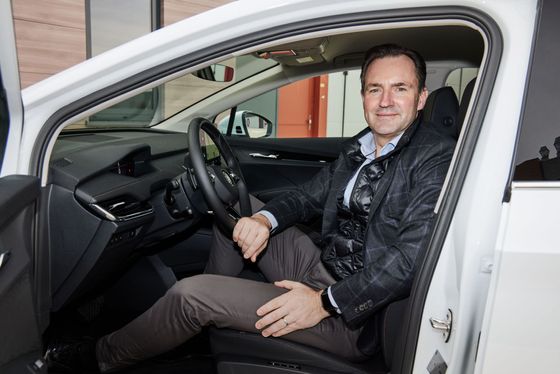 Rozhovor probíhal částečně v automobilu, Thomas Schäfer řídil elektromobil Enyaq.