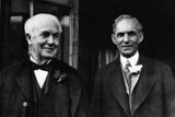 Největší zkušeností v mládí mu ale byla práce pro Thomase Alvu Edisona v Detroitu (vlevo). Prý už tam si uvědomil, že chce stavět motorizované kočáry bez koní. S Edisonem pak celý život udržoval přátelství.