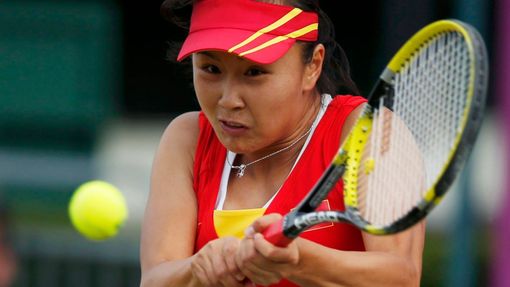Čínská tenistka Šuai Pengová během utkání s Češkou Petrou Kvitovou na OH 2012 v Londýně.