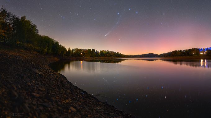 Rok 2025 pozorovatelům noční oblohy přál. Nabídl úplné zatmění Měsíce i několik komet, z nichž některé překvapily svou jasností.