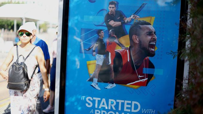 Nick Kyrgios byl pro domácí diváky hlavním tahákem Australian Open. Jeho tvář láká na turnaj i z plakátů...