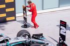 "Velmi trapné." Bývalí šampioni F1 se zastávají Vettela, trest dostat neměl