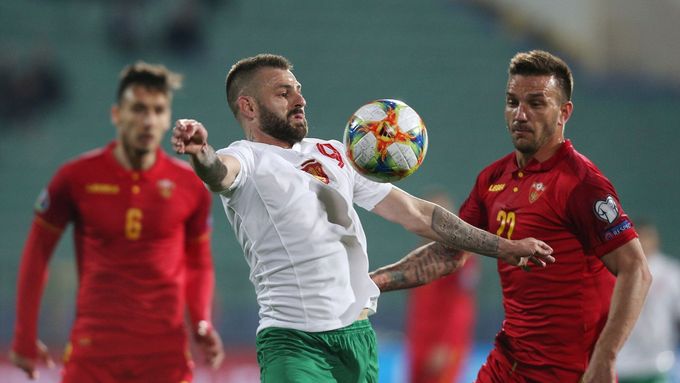 Kvalifikace o Euro 2020, Bulharsko - Černá Hora: Spas Delev (v bílém) a Marko Šimič