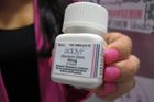 Růžová tabletka vášně dostala v USA povolení. Doktoři varují ženy před nevolnostmi a závratěmi