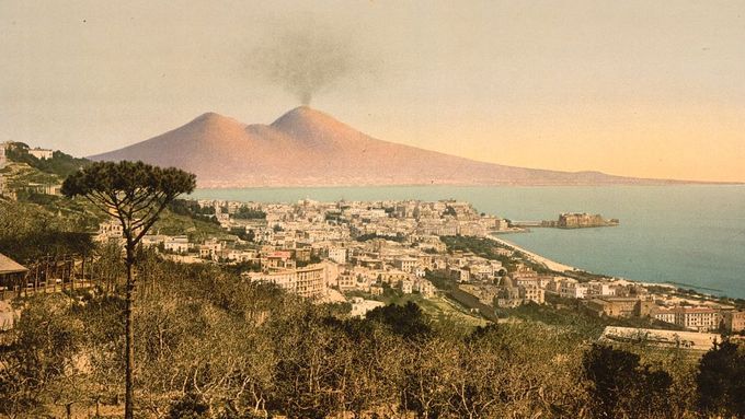 Dýmající Vesuv pár let před velkou explozí. Unikátní 120 let staré barevné fotky