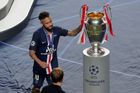 A do třetice pokořený soupeř. Zklamaný Neymar, superstar Paris St. Germain, si po finále na trofej alespoň sáhl.
