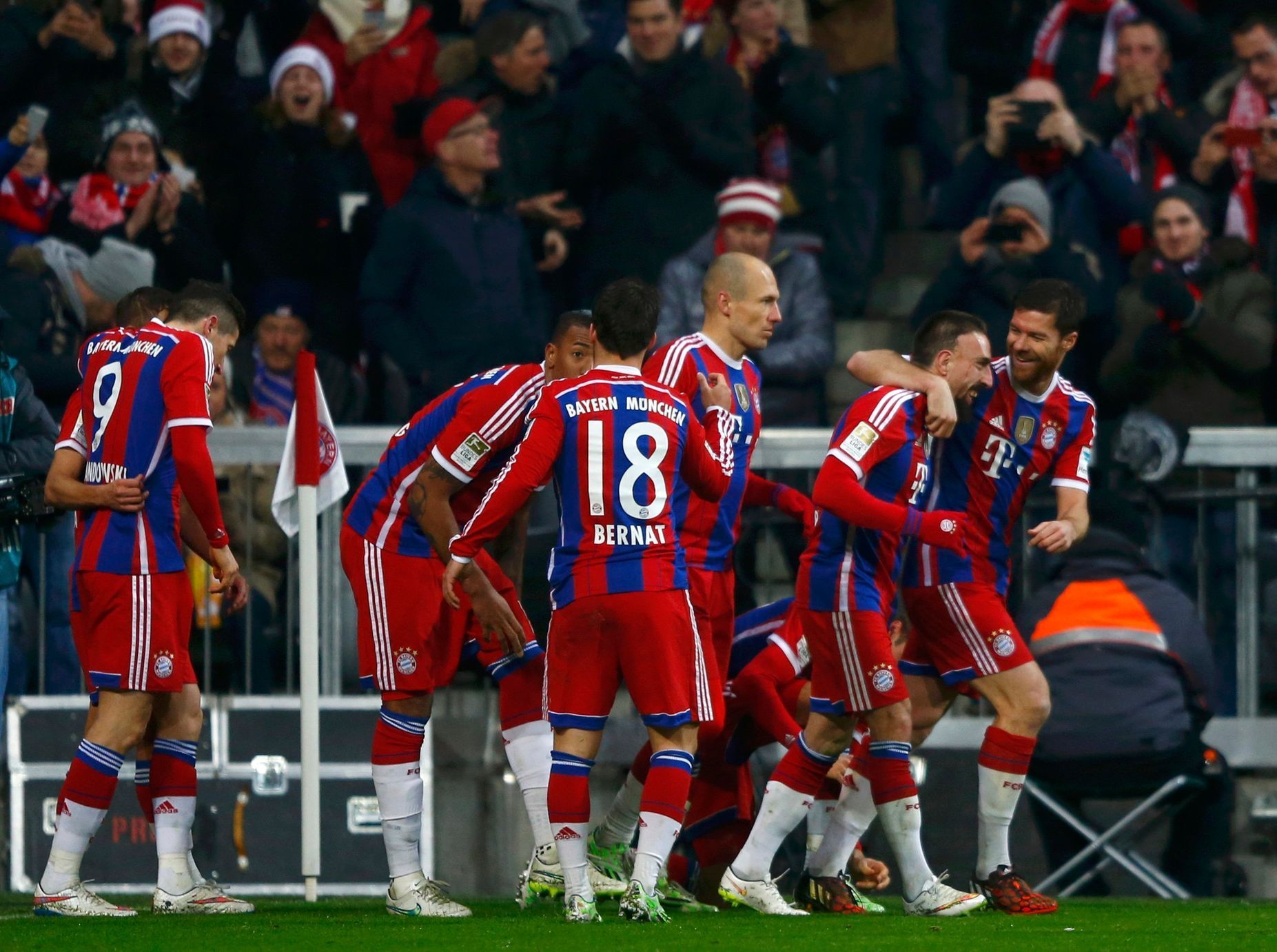 Franck Ribéry z Bayernu Mnichov slaví se spoluhráči gól v zápase s Bayerem Leverkusen.