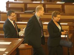 Tři králové ve sněmovně v podání Petry Buzková, Bohuslava Sobotky a Lubomíra Zaorálka (všichni ČSSD).