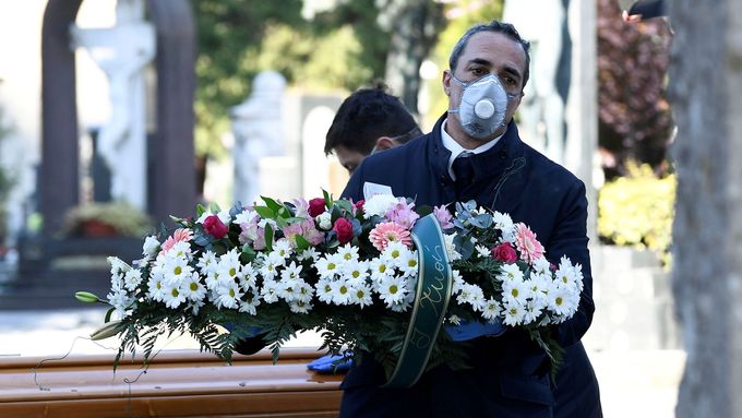 Pohřby jsou v Itálii dočasně zakázané. Přesto se minulý týden na Sicílii konalo procesí na počest zemřelého mafiánského bosse. Ilustrační foto.