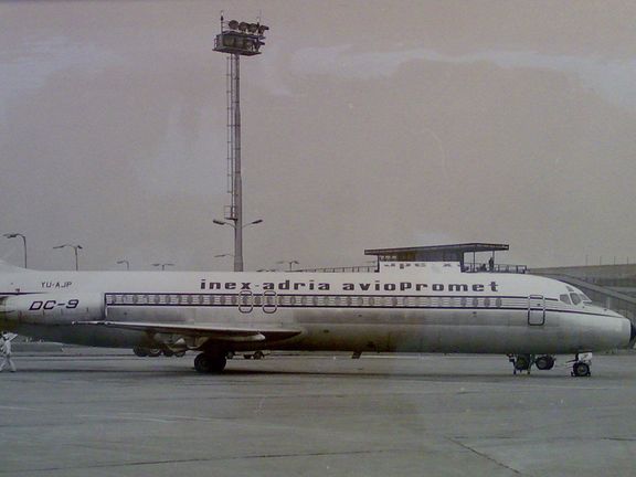 Jugoslávské dopravní letadlo DC-9 směřující z dovolenkového letoviska Tivat na ruzyňské letiště narazilo do strmého svahu nad zahrádkářskou kolonií.