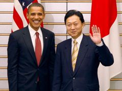 Při návštěvě Japonska s tamějším premiérem Jukijou Hatojamym.