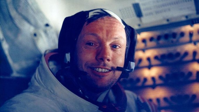 Armstrongův úsměv v kosmickém modulu po historické procházce po Měsíci.