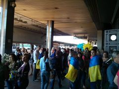 Zaplněné nástupiště nádraží v Kyjevě.