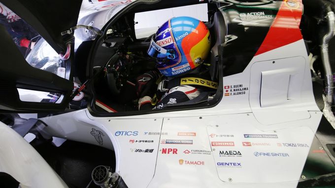 Fernando Alonso vyměnil tento týden kokpit monopostu McLaren za uzavřenou kabinu Toyoty v Le Mans.