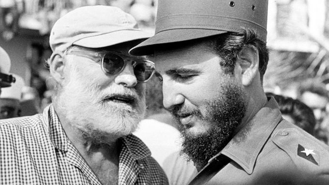 Ernest Hemingway a Fidel Castro na Kubě v roce 1960.