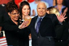 McCain odhalil karty, na Bílý dům půjde s ženou