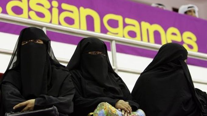 Katarské ženy sledují v Dohá gymnastické soutěže při Západoasijských hrách.