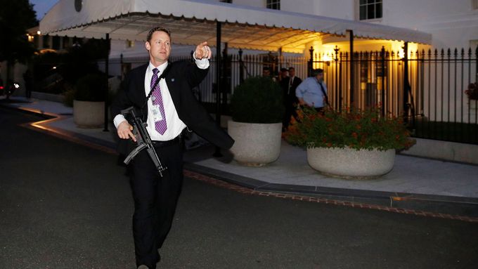 Agent Secret Service při páteční evakuaci Bílého domu.