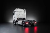 Kromě výdrže a úspornosti investoval Mercedes také do bezpečnostních asistentů. Kamion má čtyři radary na krátkou a jeden radar na dlouhou vzdálenost, stejně jako kameru pokrývající 270 stupňů kolem vozu.