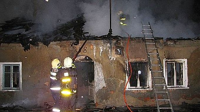 Žháři zaútočili na tento dům 18. dubna před půlnocí. Obyvatelé domu spali. Probudil je oheň, některé bolest z popálenin.