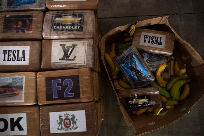 Balíčky kokainu o hmotnosti 9,4 kilogramu, které španělská policie nalezla ukryté v kontejneru z Ekvádoru.