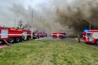 V Praze hořela hala, hasiči doporučují obyvatelům Braníku, Kamýku a Modřan nevětrat