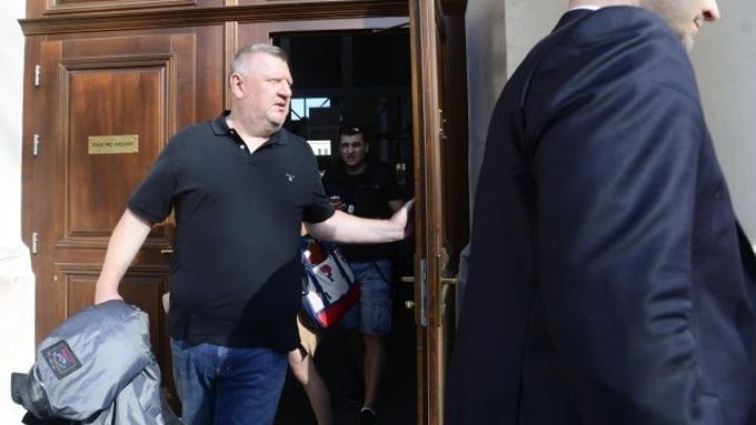 Ivo Rittig odchází od soudu.