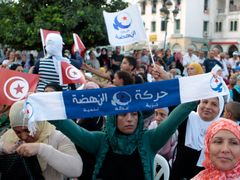 Příznivci umírněné islámistické strany An-Nahda na mítinku v Tunisu.
