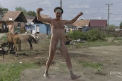S koronavirem bojuje Borat 2 pomocí hrnců a pánví. Sledujte právě zveřejněný trailer