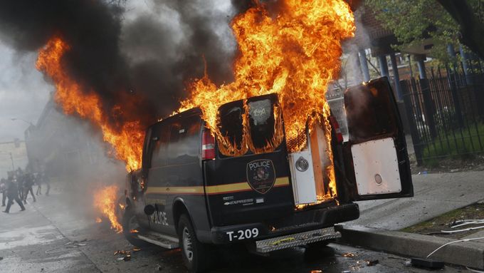 Foto: Kameny, hořící auta. V ulicích Baltimoru vypukla válka