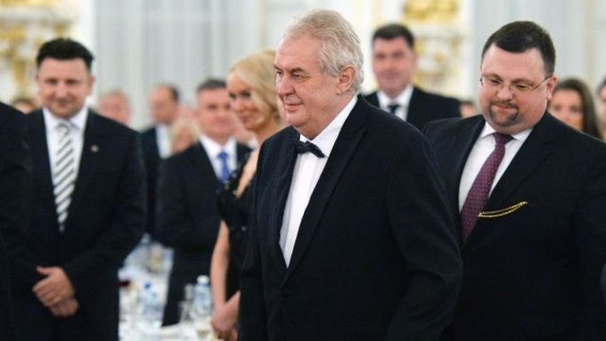 Ples zahájil proslovem Miloš Zeman. Účastníky varoval, že v tombole je jako první cena pětichodová večeře s ním a jeho ženou. Sulc, ovar, jitrnice a tak dále.