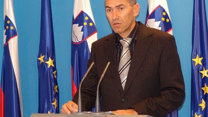 Premiér Janša odmítl i přes obvinění rezignovat na svou funkci.
