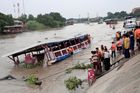 V Thajsku kvůli počasí ztroskotaly dvě lodě, pohřešuje se nejméně sedm turistů