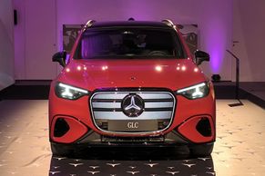 Nový Mercedes GLC byl na skok v Praze. Názorně ukázal, co znamená mít otevřený účet