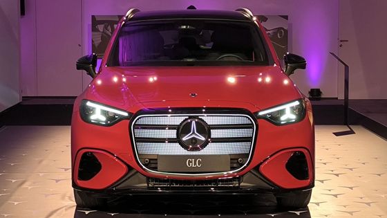 Nový Mercedes GLC byl na skok v Praze. Názorně ukázal, co znamená mít otevřený účet