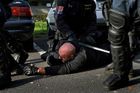 Policie obvinila po pochodu Litvínovem tři extremisty