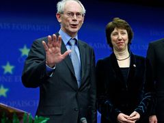 První oficiální pozdrav nově zvolených špiček EU: Belgický premiér Herman Van Rompuy a eurokomisařka Catherine Ashtonová dorazili na tiskovou konferenci, kde se oznamovalo, že toto je nový prezident a šéfka diplomacie EU.