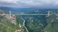 Největší most na světě nese název Huajiang Grand Canyon Bridge a nachází se v provincii Kuej-čou na jihozápadě Číny. Tyčí se 625 metrů nad hladinou řeky a otevřen byl teprve letos v červnu.