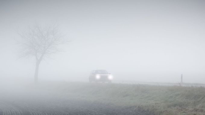 Řidiči si musejí dát pozor na mlhu, která může na vozovkách přimrzat. (Ilustrační foto)