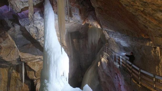 V alpských jeskyních se testují skafandry pro misi na Mars
