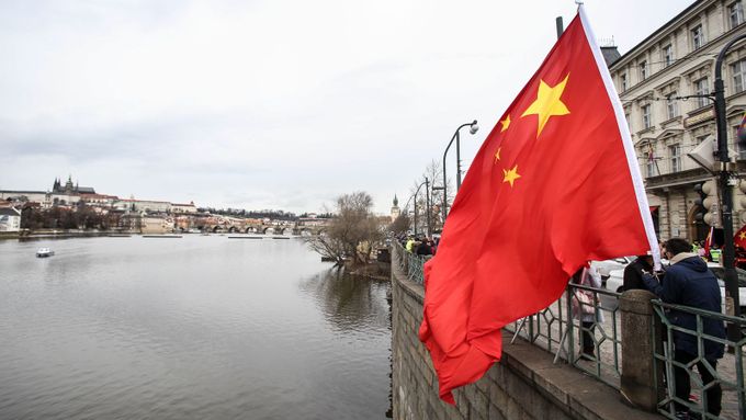 Čínská vlajka v Praze. Ilustrační foto