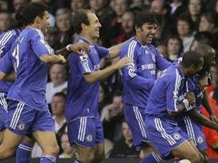 Fotbalisté londýnské Chelsea slaví gól do sítě Tottenhamu v anglické Premier League.