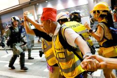 Policie v Hongkongu zabránila blokádě letiště. Použila slzný plyn, zpřísnila kontroly