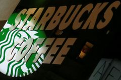 Starbucks přestane používat plastová brčka, vymění je za recyklovatelná víčka