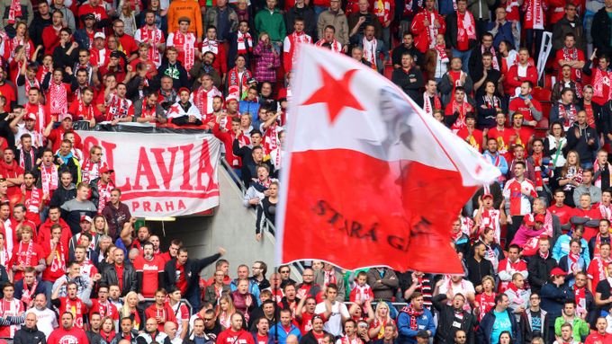 Slavia se vzmáhá na hřišti i mimo něj. Východočeské pořadatele zaskočilo, kolik příznivců přijelo červenobílé povzbudit na sobotní zápas do Hradce Králové. Nastaly zmatky