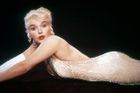 Slavné šaty Marilyn Monroe, ve kterých zpívala Kennedymu, se prodaly za 122 milionů