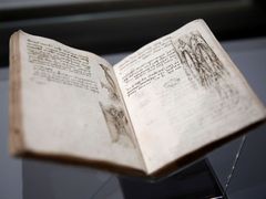 Leonardo psal zprava doleva, jeho poznámky tak lze číst jen za použití zrcadla.