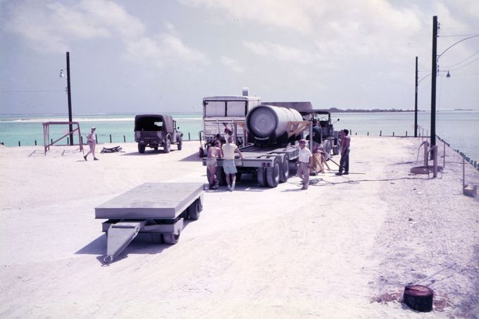 Zařízení SHRIMP bylo na místo testu dopravené kamionem a pak bylo přesouváno do odpalovací kabiny, atol Bikiny, 1. březen 1954.