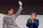Merkelová veze Němce v hybridním autě. Hodně jich ale začíná toužit po elektromobilu