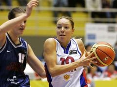 Eva Vítečková (vlevo) se snaží zastavit Ilonu Korstinovou z Ruska.